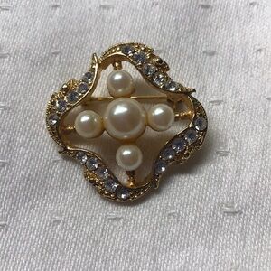Vintage RICHELIEU Gold Tone Wreath of Pearls and Crystals Brooch/Pin